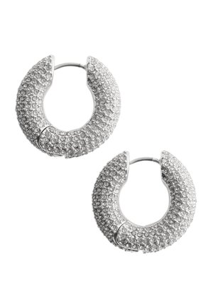 Silberne Creolen mit einer strukturierten Oberfläche, die mit kleinen Strasssteinen besetzt ist. Runder Entwurf mit einer Öffnung zum Sichern und Tragen.