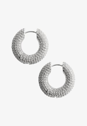 Boucles d'oreilles en argent en forme de cercle avec une surface texturée recouverte de petits strass. Design circulaire avec un espace pour la fixation et le port.