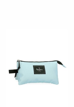 Bolsa rectangular de tela azul claro con cremallera y anilla negras, con un parche con el logo negro de Pepe Jeans London en el frente.