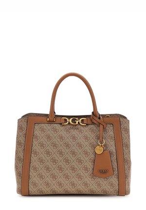 Braune gemusterte Guess-Handtasche mit zwei Griffen, hochwertiger Logo-Hardware in Gold und einem Anhänger mit Markennamen und Gründungsjahr.