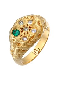 Guld ring med en intrikat texturerad design, prydd med en smaragd och fem klara stenar i ett blommönster. Graverad logotyp på bandet.