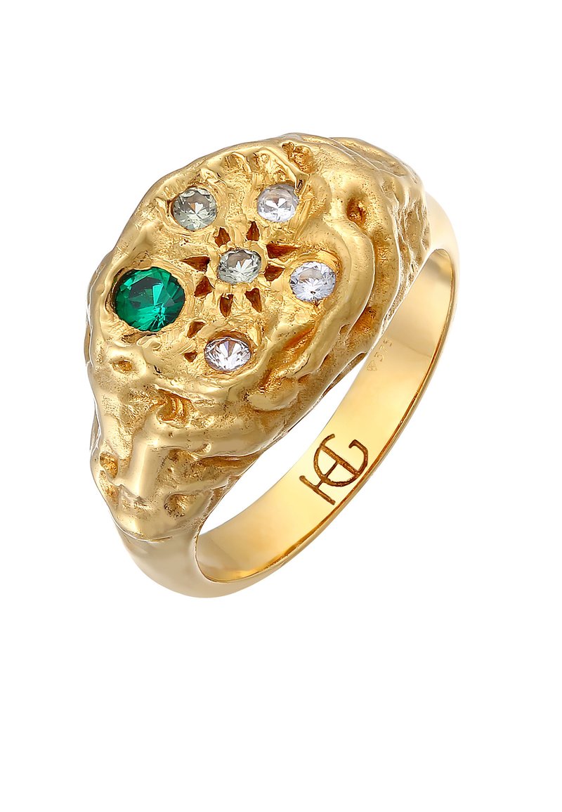 Guld ring med en intrikat texturerad design, prydd med en smaragd och fem klara stenar i ett blommönster. Graverad logotyp på bandet.