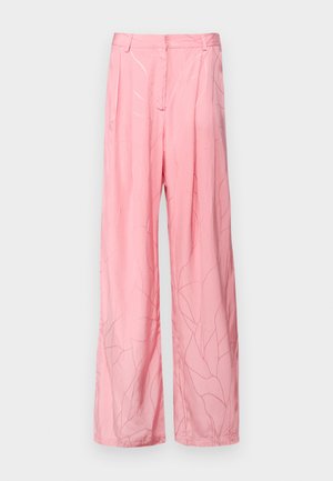 Calças largas cor-de-rosa feitas de um tecido leve, apresentando um padrão de folhas subtil e pregas, com uma textura suave e uma cintura ajustada.