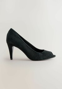 Ženski peep-toe čevlji iz črnega semiša z visokim petam in ozkim petom na svetli nevtralni podlagi.