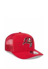 Casquette de baseball rouge avec un design structuré, un dos en mesh et un logo brodé de crâne et os croisés à l'avant. Elle est dotée d'un bord plat.