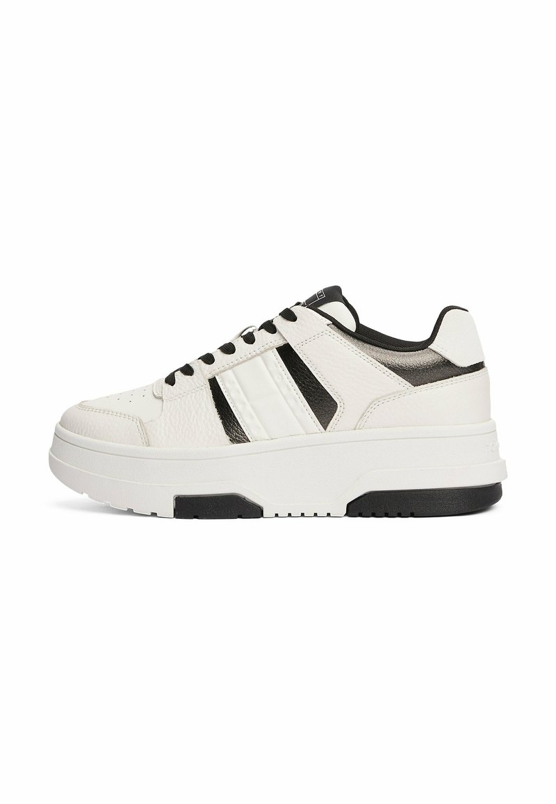 Witte leren lage sneakers met zwarte accenten, textuur, witte zijstrepen, ronde neus en een dikke wit-zwart rubberen zool.