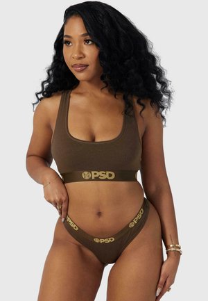 Bruine crop top en bijpassende thong, gemaakt van zacht stof met een gladde textuur. Heeft een gouden "PSD" logo op de tailleband.