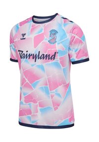 Sportowa koszulka z krótkim rękawem z różowo-niebiesko-białym abstrakcyjnym wzorem, granatowymi lamówkami, napisem „Fairyland” oraz logo klubu piłkarskiego Forward Madison na piersi.