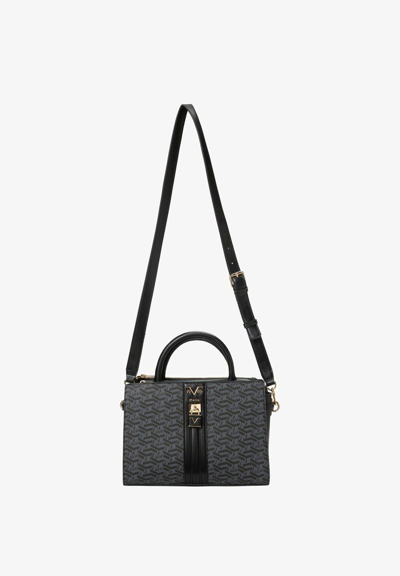 Zwart en grijs gestreepte handtas met dubbele handvaten en een afneembare schouderband. Bevat een ritssluiting en goudkleurige hardware accenten.