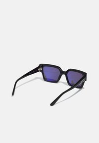 Occhiali da sole neri a forma rettangolare con lenti viola, montatura in plastica liscia e stanghette dritte e sottili. Dettaglio in metallo sulla parte interna della stanghetta.