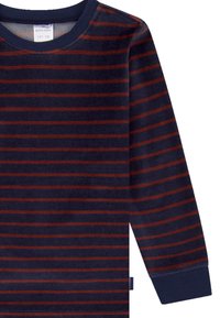 Langärmliges navy blaues Shirt mit roten horizontalen Streifen, Rundhalsausschnitt und weicher Textur. Verfügt über ein Markenschild an der Seite.