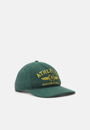 Ciemnozielona czapka bejsbolowa z sztruksu z żółtym haftem "Athletics Oakland Baseball" oraz skrzydlatym logo z przodu, prezentowana na białym tle.