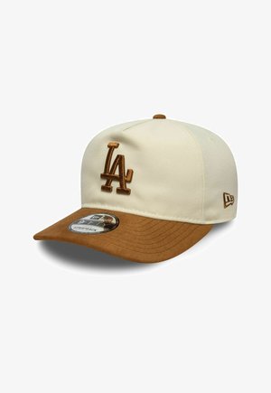 Casquette de baseball beige et marron avec un logo "LA" marron brodé à l'avant et un autocollant "9FIFTY" sur la visière marron.