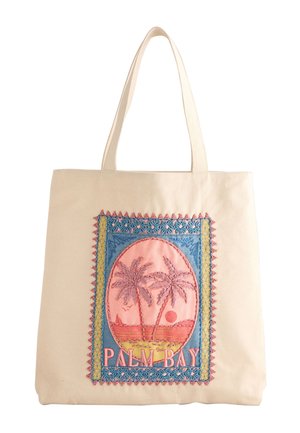 Beige mulepose med et farverigt broderet mærke, der viser to palmer, en lyserød sol og teksten "PALM BAY" i blå, pink og gul.