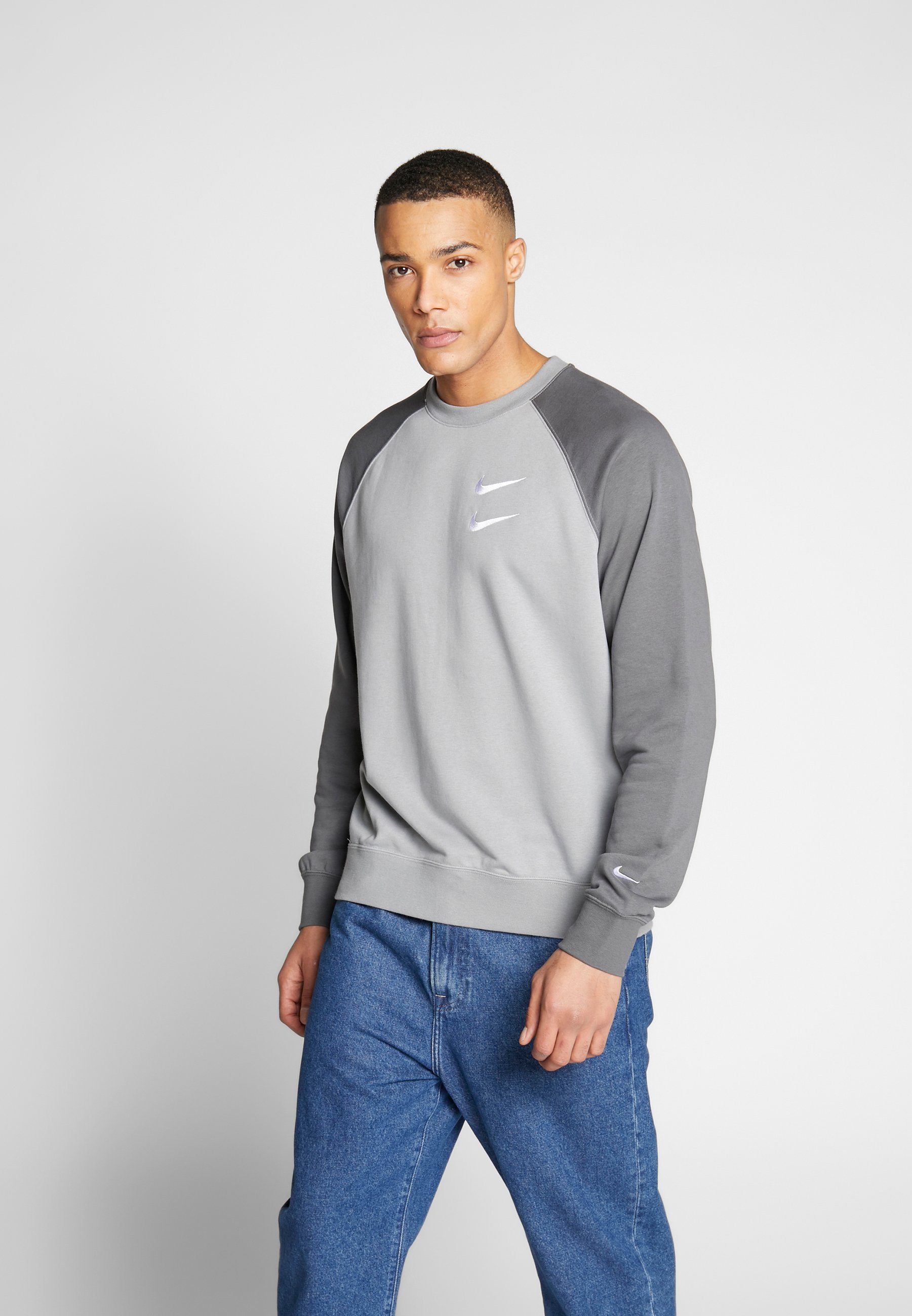 Nike Sportswear Sweatshirt particle greywhitedunkelgrau Nike Sportswear Sweatshirt particle greywhitedunkelgrau
