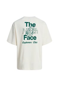 Biała koszulka z krótkim rękawem z ciemnozielonym napisem "The North Face Explorers Club" i grafiką karabinka na plecach.