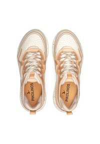 Zapatillas beige y crema con empeine de cuero perforado, acentos texturizados y cordones en contraste. Presenta un logo y un interior acolchado.