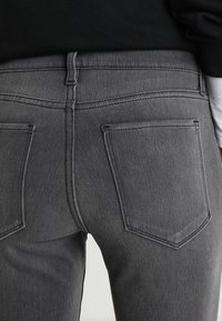 GAP Džegíny - grey denim