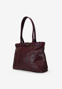 Bolso tote de piel burdeos con dos asas, un acento de cinturón y detalles de costura. Forma rectangular con una textura suave.