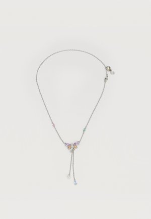 Collier en chaîne argentée avec un pendentif en forme de papillon orné de pierres violettes, orange, roses et vertes, ainsi que deux breloques pendantes au centre.