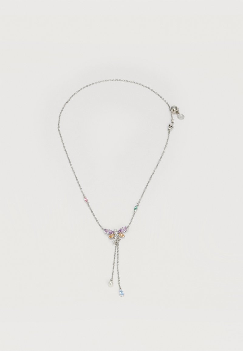Ασημένιο κολιέ με αλυσίδα και μενταγιόν σε σχήμα πεταλούδας διακοσμημένο με μοβ, πορτοκαλί, ροζ και πράσινες πέτρες, καθώς και δύο κρεμαστά διακοσμητικά στο κέντρο.
