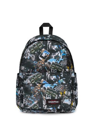 Mochila negra con un estampado gráfico que presenta varios diseños. Tiene una forma redondeada, correas gruesas y un bolsillo frontal con cremallera.