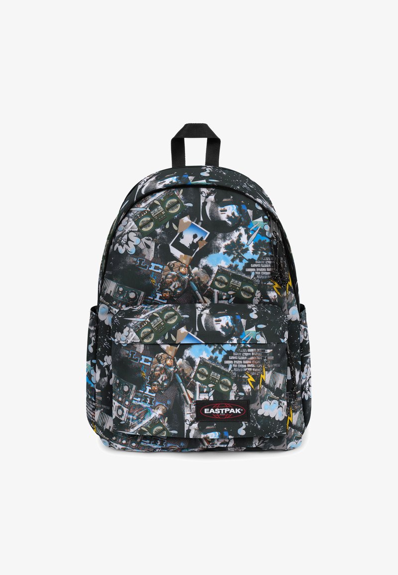 Svart ryggsäck med ett grafiskt tryck som har olika mönster. Den har en rundad form, tjocka remmar och ett framfack med dragkedja.