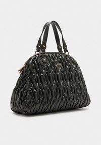 Zwarte doorgestikte handtas met een afgeronde vorm, voorzien van twee handvatten, gouden hardware-accenten en een ritssluiting. Gladde textuur.