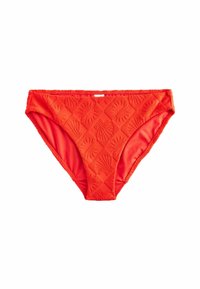 Röd bikiniunderdel med en texturerad mönstring av lövmotiv, tillverkad av elastiskt tyg med medelhög midja och elastiskt midjeband.