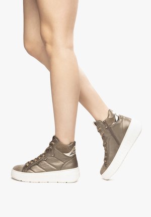 Sneakers alta in metallo marrone con finitura testurizzata, suola bianca, chiusura con lacci frontale e cerniera laterale, esposte su uno sfondo neutro.