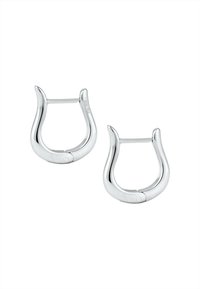 Silver hoopörhängen med en slät, polerad yta och en böjd, öppen design. Varje örhänge har en gångjärnsstängning för säker användning.