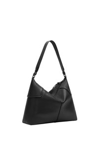 Borsa in pelle nera con forma triangolare, dotata di una sola tracolla e chiusura con zip. Texture liscia con dettagli di design angolari.