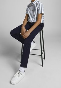 Jack & Jones Junior JJIMARCO JJPHIL - Tygbyxor - dark navy
