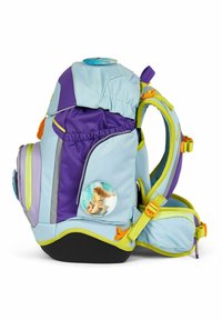 Zaino realizzato in tessuto azzurro chiaro e viola con dettagli gialli. Caratterizzato da un distintivo circolare, numerose tasche e spallacci imbottiti.
