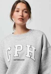 Next BOUCLE DETAIL LONG SLEEVE COPENHAGEN CITY GRAPHIC - Melegítőfelső - grey