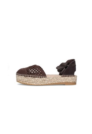 Sandalo espadrille marrone intrecciato con suola platform e cinturino alla caviglia con fiocco, mostrato di profilo su sfondo bianco.