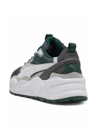 Sneakers Puma RS-X în culorile gri, verde și alb au un superior din plasă, guler căptușit și o talpă din cauciuc groasă cu accente texturate.