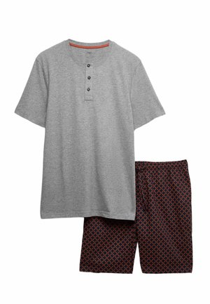 Grijze henley met korte mouwen, gecombineerd met zwarte shorts met een oranje geometrisch patroon.