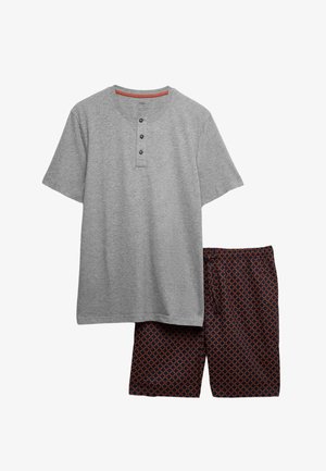 Chemise henley grise à manches courtes associée à un short noir orné d'un motif géométrique orange.