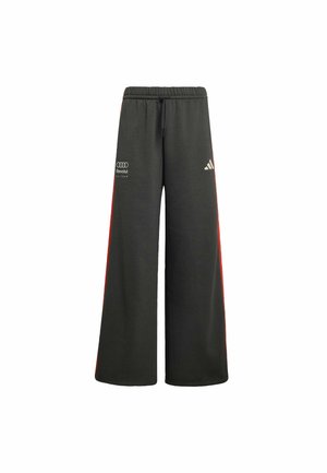 Pantalon de survêtement gris foncé à jambes larges avec taille élastique, bandes latérales rouges, et logos blancs Adidas et Audi Revolut Fit Team à l'avant.