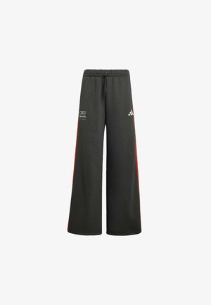 Pantalon de survêtement gris foncé à jambes larges avec taille élastique, bandes latérales rouges, et logos blancs Adidas et Audi Revolut Fit Team à l'avant.