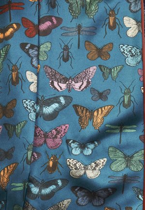 Material cu fundal albastru, cu ilustrații colorate ale diferitelor fluturi și insecte, evidențiind modele și texturi complicate.