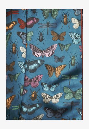 Stoff mit blauem Hintergrund und bunten Illustrationen verschiedener Schmetterlinge und Insekten, die komplexe Muster und Texturen hervorheben.