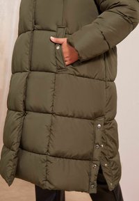Friends Like These PADDED REGULAR FIT - Vinterfrakke - khaki green