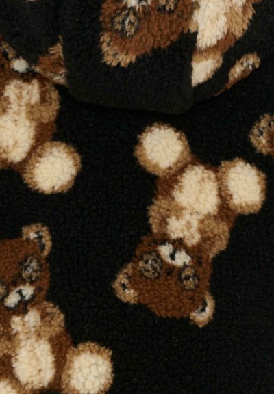 Tissu noir doux avec des visages d'ours en peluche marron et beige et des empreintes de pattes disposées sur toute la surface.