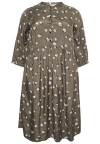 Robe florale brune à pois blancs, avec un col rond, une fermeture à boutons sur le devant, des manches trois quarts et une jupe froncée.