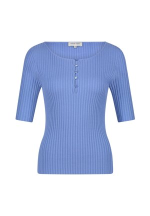 Lichtblauw geribbeld topje met een ronde halslijn en korte mouwen, verfraaid met vier knopen langs de centrale knoopsluiting.