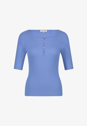 Hellblau gestreifter Oberteil mit Rundhalsausschnitt und kurzen Ärmeln, akzentuiert mit vier Knöpfen entlang der mittleren Knopfleiste.