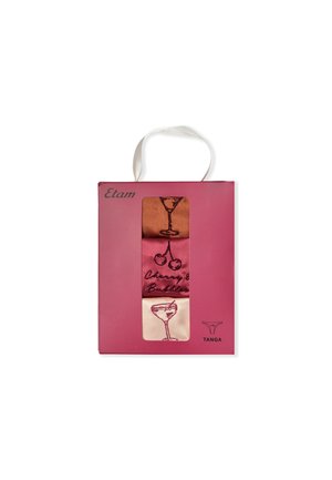 Set di tre tanga colorati con ricami di cocktail e ciliegia, confezionati in una scatola rosa con manico bianco.