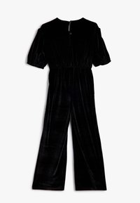 Zwarte velvet jumpsuit met korte, opgeblazen mouwen, een aansluitende taille en een knoopsluiting aan de achterkant. Ontwerp met wijde benen.